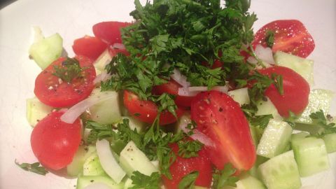 Frischer leckerer Gurken-Tomatensalat mit Petersilie