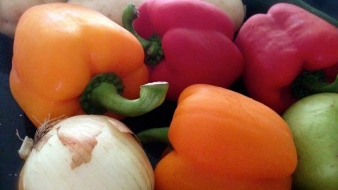 Gemüse und Obst putzen ohne Dreck auf der Arbeitsplatte