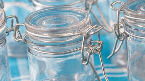 Glasbehälter stehen auf einem blauen Tisch, bereit zur Aufbewahrung von Gewürzmischungen für Graved Lachs.