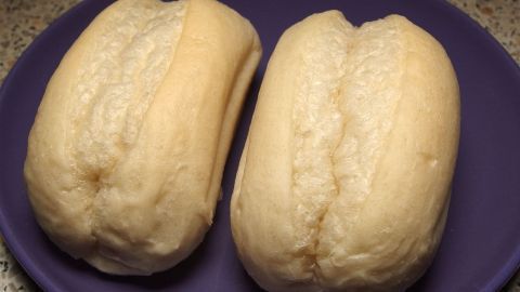 Für z. B. Feiertage, Brötchen-Rohlinge beim Bäcker kaufen, über Nacht schon im Backofen auf dem Blech lagern und vormittags bei höchster Backofeneinstellung und einer Tasse Wasser ca. 10 Minuten backen.