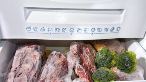 Eine gefüllte Gefrierlade zeigt richtig eingefrorenes Fleisch und Gemüse, optimal für die Lebensmittelaufbewahrung.