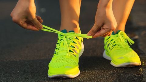 Slipeinlagen in Schuhen bieten zusätzlichen Komfort und Halt. Achte darauf, sie richtig zu platzieren, um Druckstellen zu vermeiden. Die richtige Technik beim Schuhbinden unterstützt zudem den perfekten Sitz. Helle, bequeme Schuhe mit Slipeinlagen werden am Straßenrand geschnürt, während die Sonne aufgeht.