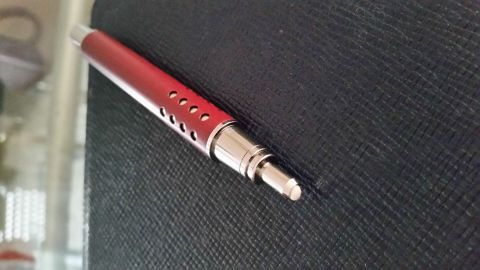 Ein roter Stift liegt auf einem schwarzen Untergrund, bereit zum Schreiben auf dem Samsung Galaxy S5.