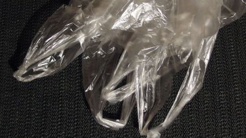 In dem Artikel wird erklärt, wie du kostenlose Gefrierbeutel nutzen kannst. Die abgebildeten Handschuhe helfen dabei, Lebensmittel hygienisch und sicher zu verpacken, um Frische und Geschmack zu bewahren. Durchsichtige, kostenlose Gefrierbeutel liegen auf einer dunklen Oberfläche, bereit für Lebensmittelverpackung und -aufbewahrung.