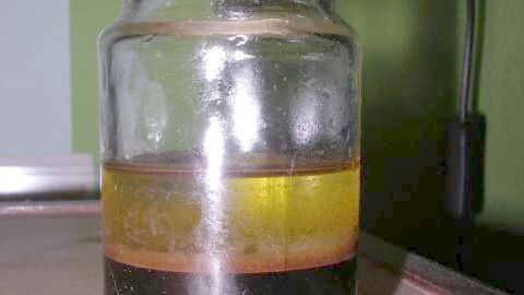 Mit Essig und Öl aus dem Glas machst du deine Möbel wieder glänzend – probier Omas natürliche Möbelpolitur selbst aus.