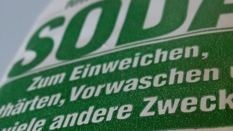 Eine Packung Soda, beschriftet mit "Zum Einweichen, Vorschwaschen und viele andere Zwecke," enthält 500 g.