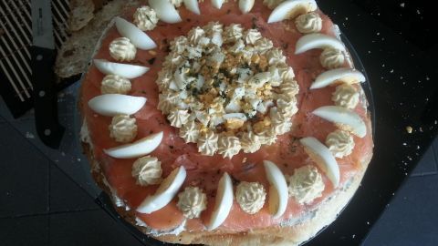 Diese dekorative Lachstorte beeindruckt mit Räucherlachs, Ei und cremigen Tupfen – perfekt für festliche Buffets und Brunch.