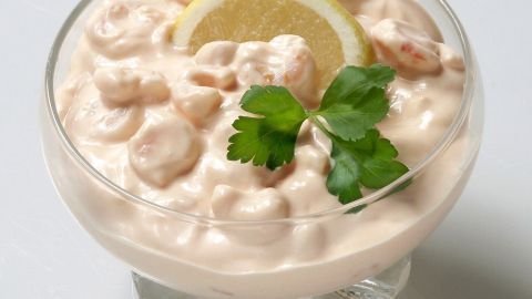 Schneller Flusskrebs- oder Krabbencocktail: Frisch serviert mit Zitrone und Petersilie als Highlight für deine nächste Feier.