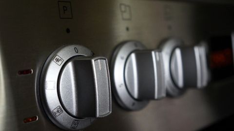 Herdknöpfe glänzen funktional und sind bereit für die Bedienung in einer modernen Küchenumgebung.