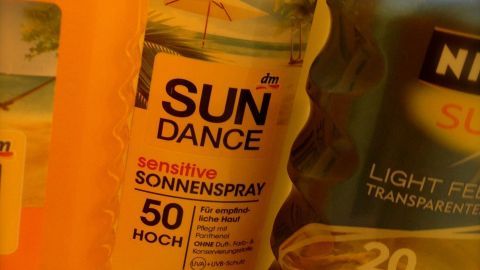 Drei Flaschen Sonnencreme stehen nebeneinander, bereit für den Sommer, um Sonnenstrahlen zu blockieren und die Haut zu schützen.