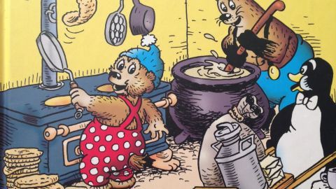 Ein buntes Kinderkochbuch zeigt Tiere, die in einer Küche Pfannkuchen zubereiten und Spaß beim Kochen haben. "PETZI im Pfannkuchenland" steht oben.