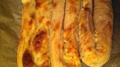 Warm gebackene Börek liegen frisch auf einem Backpapier, bereit zum Servieren und Genießen in einer gemütlichen Küche.