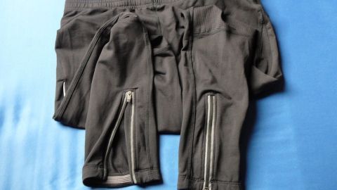 Dunkle Hose mit Reißverschlüssen, die offen liegen, um das einfache Wiederöffnen und Schließen zu demonstrieren.