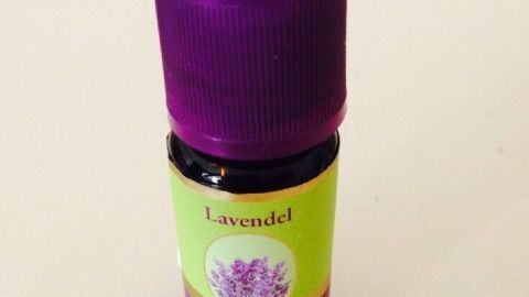 Eine Flasche Lavendelöl steht auf einer neutralen Oberfläche, bereit zur Anwendung bei kleineren Verbrennungen.