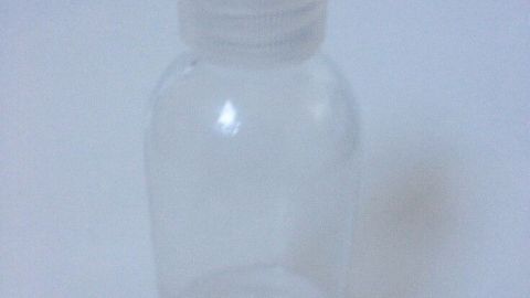Klare Plastikflasche steht auf hellem Hintergrund, bereit zum Füllen mit schonendem Shampoo für Haare.
