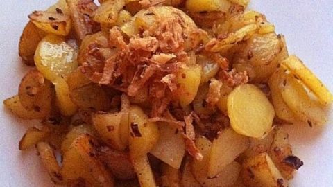 Bratkartoffeln liegen knusprig auf einem Teller, während sie appetitlich angerichtet sind und goldbraun glänzen.