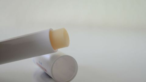 Ein Pflegestift für Gummidichtungen liegt auf einer weißen Oberfläche und ist bereit zur Anwendung.