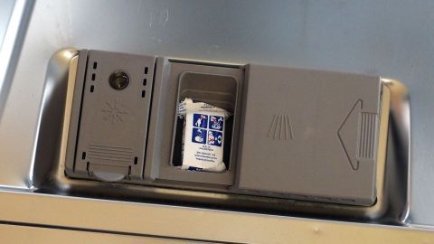 Ein Geschirrspüler-Tab liegt im Fach eines Geschirrspülers, bereit zum Einsatz in der modernen Küchenausstattung.