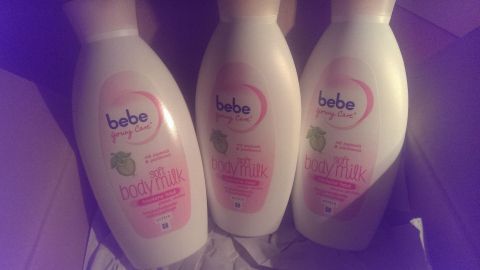 Drei Flaschen Bebe Soft Body Milk stehen in einer Kartonbox, ideal für die Pflege trockener Haut.