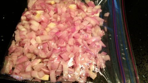 Würfel die Zwiebeln vor und friere sie im Beutel ein – so hast du beim Kochen immer schnell portionierte Zwiebeln parat.