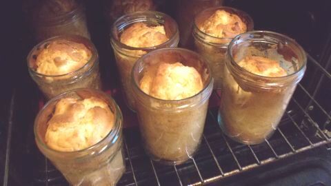 Apfelkuchen im Glas: Der perfekte Kuchen für unterwegs oder als Geschenk, saftig gebacken und lange haltbar direkt aus dem Ofen.