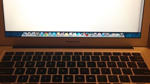 Ein Apple MacBook zeigt einen leeren Bildschirm, während es zur Software-Optimierung und Aufrüstung verwendet wird.