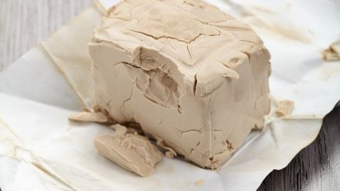 Mit diesem Tipp kannst du frische Hefe wie auf dem Bild länger lagern und jederzeit zum Backen auf Vorrat haben.