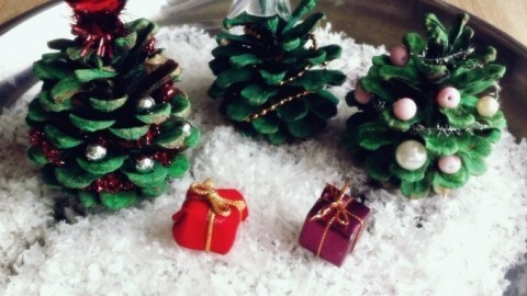 Deko Weihnachtsbäume aus Tannenzapfen