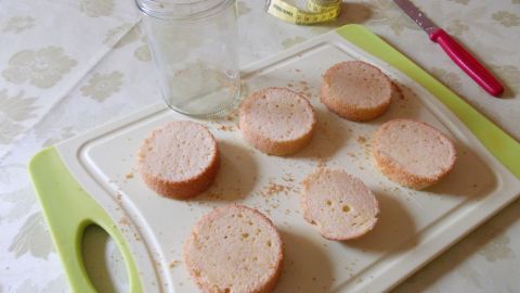 Torteletts: So schneidest du Biskuitteig passend für Törtchen im Glas – eine kreative Idee für kleine Kuchenportionen, gebacken im Einmachglas.