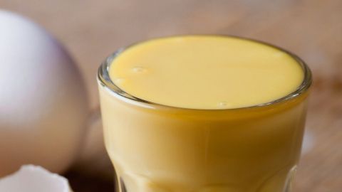 Vanille-Eierlikör selber machen: Mit wenigen Zutaten zauberst du im Handumdrehen diesen cremigen Genuss im Glas.