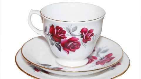 Eine elegante Etagere aus Sammeltassen hält Schmuck in einem stilvollen, geschmackvollen Ambiente.
