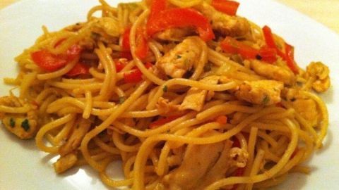 Gebratene Spaghetti mit Hühnerbrust - asiatisch