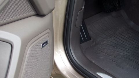 Eine Autotür steht offen, während die Umgebung kalt wirkt, was auf vereiste Türen hinweist. Vaseline könnte hier helfen.