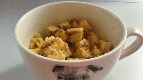 In einer Tasse mit einem Hundemotiv liegen kleine Stücke von French Toast, bereit zum Genießen.