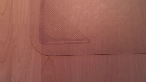 Eine Anti-Rutsch-Pad liegt auf einem Laminatboden und verhindert das Verrutschen von Möbeln oder Teppichen.