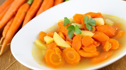Möhreneintopf wie bei Mama: Mit frischen Karotten und Kartoffeln bringt dieses Rezept Wärme und Heimat auf Deinen Tisch.