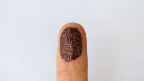 In dem Artikel erfährst du, wie du Druckertinte mühelos und kostengünstig von deiner Haut entfernen kannst. Sieh dir an, wie effektiv die Methode auf diesem Finger zeigt, der mit Tinte beschmutzt ist. Ein Finger mit brauner Tintenkugel steht im Fokus, während er auf einem weißen Untergrund positioniert ist.