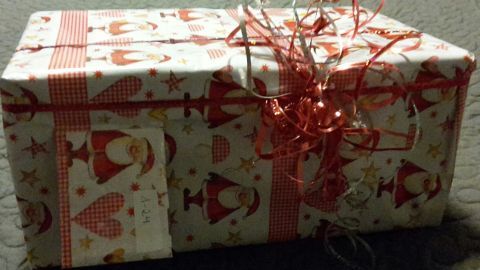 Ein dekorierter Schuhkarton, liebevoll verpackt, steht bereit als Adventskalender für die festliche Saison, um Überraschungen zu enthalten.