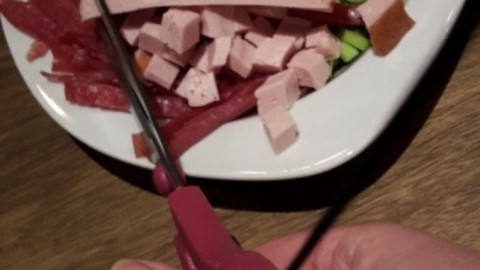 Schere statt Messer zum Schneiden von Lebensmitteln
