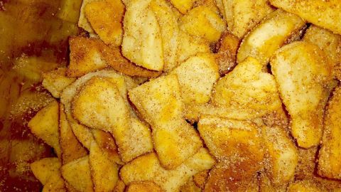 Leckere Ultra Turbo Plätzchen liegen übereinander, knusprig und golden gebacken, bereit zum Genießen in einer Schüssel.