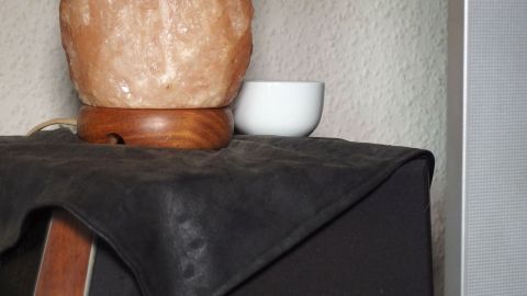 Beseitige unangenehme Gerüche effektiv mit Essig! Dieser Tipp zeigt, wie du Gerüche im Raum mit einem einfachen Essiglösungsrezept neutralisieren kannst. Halte deine Umgebung frisch und angenehm durch einfache Hausmittel. Ein Salzlicht steht auf einem Tisch, während eine weiße Schüssel daneben platziert ist, um Essig zur Geruchsbeseitigung zu verwenden.
