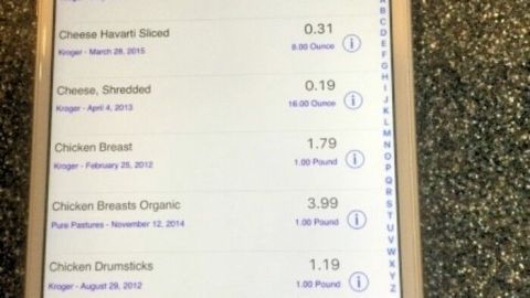 Eine mobile App zeigt Preisinformationen für verschiedene Lebensmittelkategorien, um beim Sparen zu helfen.