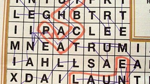 Ein Wörterrätsel zeigt Buchstaben in einem Raster, während Wörter wie „Gedächtnis“ markiert werden, um Gedächtnistraining zu fördern.