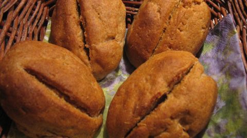 Vollkorn-Quark-Brötchen mit Sonnenblumenkernen liegen in einem Korb und sind frisch gebacken und appetitlich präsentiert.