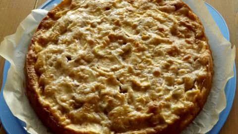Französischer Apfelkuchen: Knusprige Mandeln und zarte Apfelscheiben machen diesen Kuchen zum perfekten Genuss für den Nachmittag.