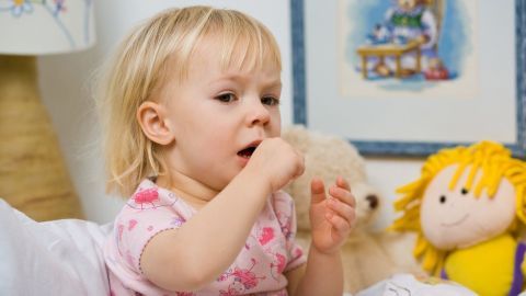 Nächtlichen Husten bei Kindern lindern