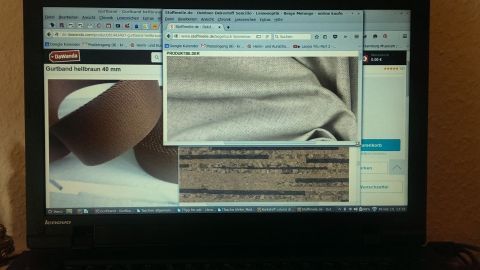 Ein Laptop zeigt verschiedene Stoffmuster an, während der Benutzer den Computer zur Auswahl des Stoffes nutzt.