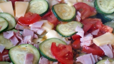 Schnelles Mittagessen mit Zucchini, Tomaten, Schinken & Käse