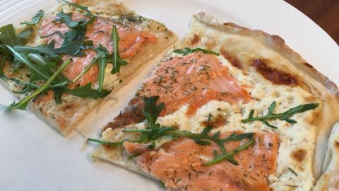 Flammkuchen mit frischem Lachs und Rucola