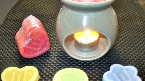 Dufttarts schmelzen in einer Aromalampe, die mit einem Teelicht betrieben wird, um einen feinen Duft zu verbreiten.